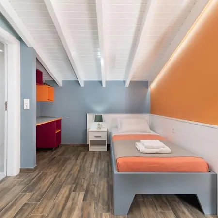 Апартаменты Colorful House Кремасти